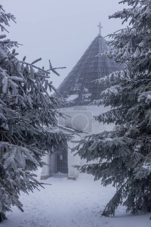 Téléchargez les photos : Vue d'hiver de la chapelle de l'érable Kunstatska dans les montagnes Orlicke Hory, République tchèque - en image libre de droit