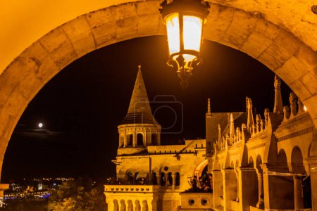 Foto de BUDAPEST, HUNGRÍA - 14 de agosto de 2019: Vista nocturna del Bastión de Pescadores en el castillo de Buda en Budapest, Hungría - Imagen libre de derechos
