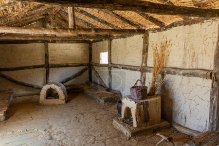 Foto de Casa en Bay of Bones, vivienda prehistórica, recreación de un asentamiento de la edad de bronce en el lago Ohrid, Macedonia del Norte - Imagen libre de derechos