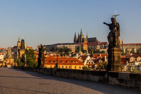 Téléchargez les photos : Vue du château de Prague depuis le pont Charles à Prague, République tchèque - en image libre de droit