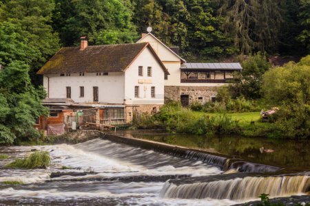Téléchargez les photos : Matousovsky mlyn mill weir at Luznice river, Czech Republic - en image libre de droit