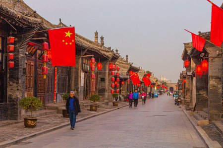 Foto de PINGYAO, CHINA - 20 DE OCTUBRE DE 2019: Vista de una calle en Pingayo Ancient City, China - Imagen libre de derechos