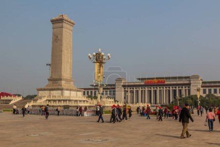 Foto de BEIJING, CHINA - 18 de octubre de 2019: Monumento a los Héroes del Pueblo y Museo Nacional de China en Beijing, China - Imagen libre de derechos