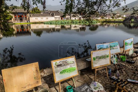Foto de HONGCUN, CHINA - 29 DE OCTUBRE DE 2019: Pintores en el lago Sur en la aldea de Hongcun, provincia de Anhui, China - Imagen libre de derechos