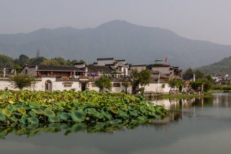 Téléchargez les photos : Maisons de village Hongcun reflétant dans le lac du Sud, province d'Anhui, Chine - en image libre de droit