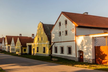 Foto de Casas tradicionales de estilo barroco rural en Holasovice pueblo, República Checa - Imagen libre de derechos