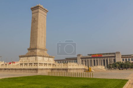 Foto de BEIJING, CHINA - 18 de octubre de 2019: Monumento a los Héroes del Pueblo en Beijing, China - Imagen libre de derechos