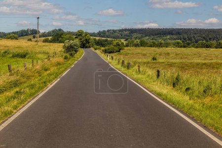 Foto de Camino rural cerca de Lobendava, República Checa - Imagen libre de derechos
