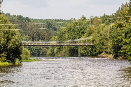 Téléchargez les photos : Stadlecky retezovy most (Stadlec chain bridge) au-dessus de la rivière Luznice, République tchèque - en image libre de droit