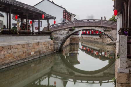 Foto de LUZHI, CHINA - 27 DE OCTUBRE DE 2019: Canal en la ciudad de Luzhi, provincia de Jiangsu, China - Imagen libre de derechos