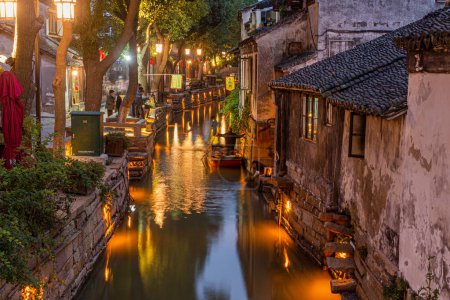 Foto de LUZHI, CHINA - 27 DE OCTUBRE DE 2019: Vista nocturna de un canal en la ciudad de Luzhi, provincia de Jiangsu, China - Imagen libre de derechos