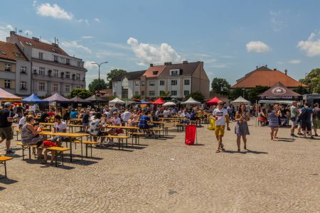 Téléchargez les photos : LYSA NAD LABEM, CZECHIE - 27 JUIN 2020 : Vue du festival Street Food à Lysa nad Labem, République tchèque - en image libre de droit