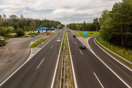 Foto de U CTYR KAMENU, CZECHIA - 5 DE JULIO DE 2020: parada de carretera U Ctyr Kamenu en la autopista D10 de la República Checa - Imagen libre de derechos