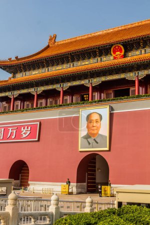 Foto de BEIJING, CHINA - 18 de octubre de 2019: Mao Zedong retrato en la Puerta de Tiananmen (Paz Celestial) en Beijing, China - Imagen libre de derechos