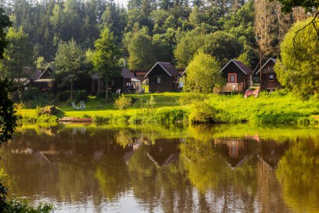 Téléchargez les photos : Cabanes près de la rivière Luznice, République tchèque - en image libre de droit