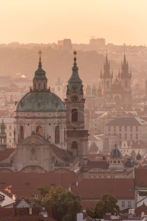 Foto de Vista temprano en la mañana de Praga, República Checa. Iglesia de San Nicolás e Iglesia de Nuestra Señora ante Tyn visible. - Imagen libre de derechos