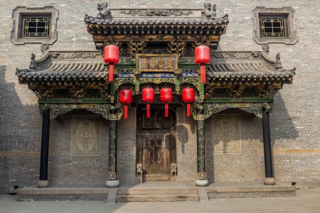 Téléchargez les photos : QIXIAN, CHINE - 22 OCTOBRE 2019 : Entrée d'une vieille maison dans la cour familiale de Qiao, Chine - en image libre de droit