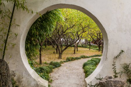 Téléchargez les photos : Porte de la Lune dans le Jardin du Plaisir (Yiyuan) à Suzhou, province du Jiangsu, Chine - en image libre de droit
