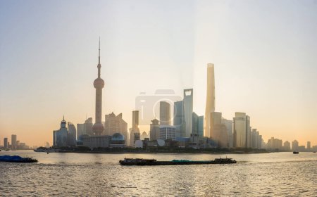 Foto de Salida del sol vista de Pudong en Shanghai skyline, China - Imagen libre de derechos