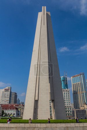Foto de SHANGHAI, CHINA - 23 de octubre de 2019: Monumento a los Héroes del Pueblo en Shanghai, China - Imagen libre de derechos
