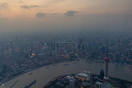 Téléchargez les photos : Vue aérienne du soir du centre de Shanghai avec rivière Huangpu, Chine - en image libre de droit