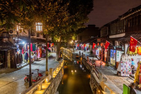 Téléchargez les photos : LUZHI, CHINE - 27 OCTOBRE 2019 : Vue en soirée d'un canal dans la ville aquatique de Luzhi, province du Jiangsu, Chine - en image libre de droit