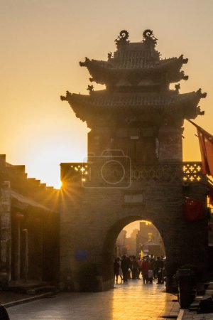 Téléchargez les photos : Coucher de soleil sur une porte à Pingayo Ancient City, Chine - en image libre de droit