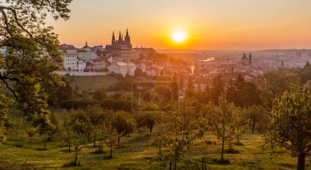 Téléchargez les photos : Vue du lever du soleil sur Prague avec le Château de Prague, Tchéquie - en image libre de droit
