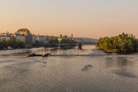Téléchargez les photos : Vue du Théâtre national et de la plupart des ponts Legii à Prague, République tchèque - en image libre de droit