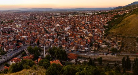 Foto de Vista aérea nocturna de la ciudad de Prizren, Kosovo - Imagen libre de derechos
