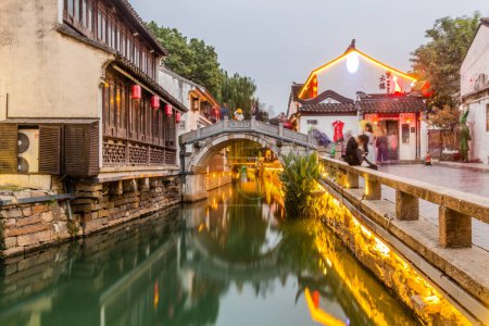Téléchargez les photos : SUZHOU, CHINE - 26 OCTOBRE 2019 : Vue en soirée de la route du Pingjiang et d'un canal d'eau à Suzhou, province du Jiangsu, Chine - en image libre de droit