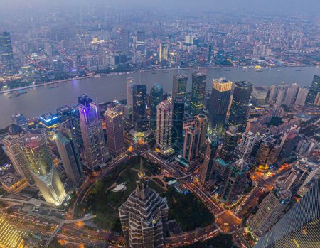 Téléchargez les photos : Vue aérienne des gratte-ciel de Shanghai avec rivière Huangpu, Chine - en image libre de droit