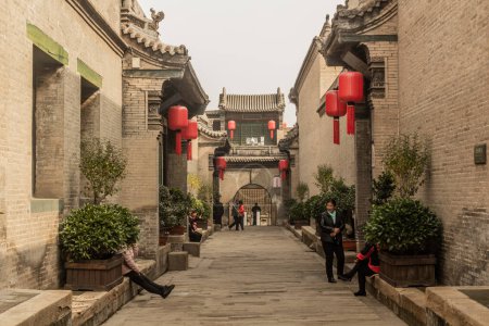 Téléchargez les photos : QIXIAN, CHINE - 22 OCTOBRE 2019 : Rue dans la cour familiale de Qiao, Chine - en image libre de droit