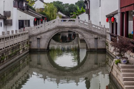 Foto de Puente viejo en Luzhi ciudad del agua, provincia de Jiangsu, China - Imagen libre de derechos