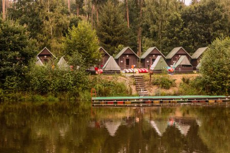 Téléchargez les photos : Cabanes dans un camping près de la rivière Luznice, République tchèque - en image libre de droit