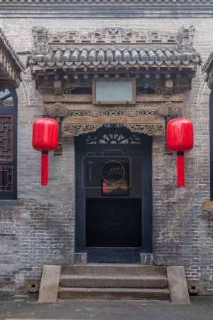 Foto de QIXIAN, CHINA - 22 de octubre de 2019: Puerta de una casa antigua en el patio de la familia Qiao, China - Imagen libre de derechos