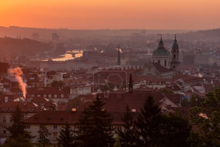 Foto de Vista aérea temprano en la mañana de Praga, República Checa - Imagen libre de derechos