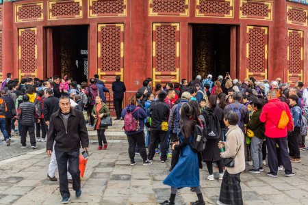 Téléchargez les photos : BEIJING, CHINE - 19 OCTOBRE 2019 : Des foules visitent le Temple du Ciel à Pékin, en Chine - en image libre de droit