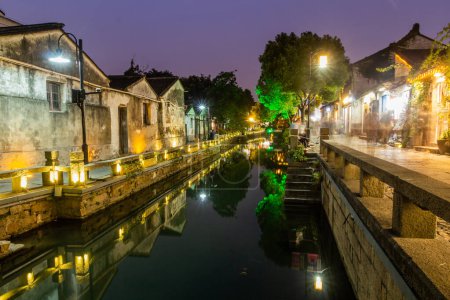 Foto de Vista nocturna de un canal de agua en Suzhou, provincia de Jiangsu, China - Imagen libre de derechos