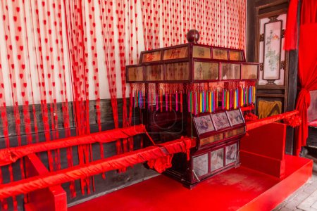 Téléchargez les photos : QIXIAN, CHINE - 22 OCTOBRE 2019 : Exposition d'une berline de mariée dans la cour familiale de Qiao, Chine - en image libre de droit