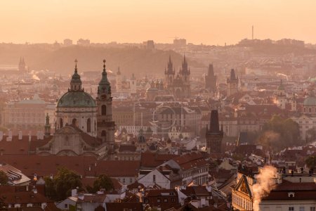 Téléchargez les photos : Tôt le matin, vue sur Prague, République tchèque. Eglise Saint-Nicolas et l'église de Notre-Dame avant Tyn visible. - en image libre de droit