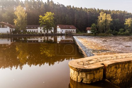 Téléchargez les photos : Déversoir au moulin Cerveny mlyn à Luznice River, République tchèque - en image libre de droit