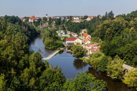 Téléchargez les photos : Vue aérienne de la ville de Bechyne et de la rivière Luznice, République tchèque - en image libre de droit