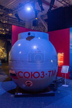 Foto de PRAGA, CZECHIA - 10 DE JULIO DE 2020: Cabina de Soyuz 3-TM en la exposición Cosmos Discovery Space en Praga, República Checa - Imagen libre de derechos