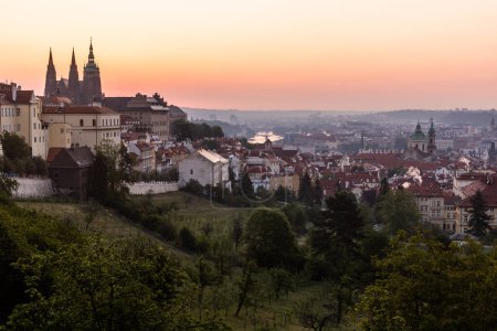 Foto de Vista temprana de la mañana de la catedral de San Vito y Lesser side en Praga, República Checa - Imagen libre de derechos