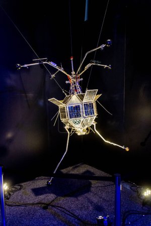 Foto de PRAGA, CZECHIA - 10 de julio de 2020: Modelo de satélites checos Magion 2 a 5 en la exposición Cosmos Discovery Space en Praga, República Checa - Imagen libre de derechos