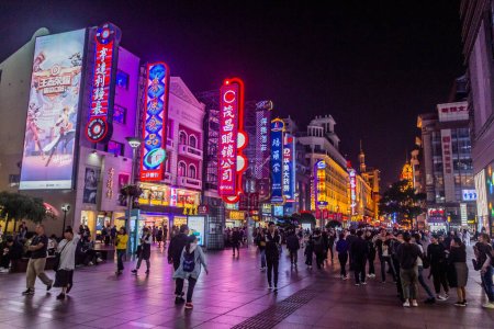 Téléchargez les photos : SHANGHAI, CHINE - 23 OCTOBRE 2019 : Vue de nuit de la route piétonne Nanjing à Shanghai, Chine - en image libre de droit