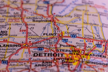 Téléchargez les photos : Flint, Michigan, États-Unis sur une carte routière. - en image libre de droit