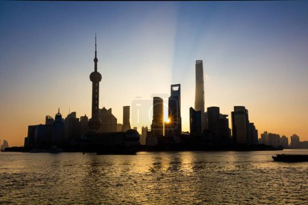 Téléchargez les photos : Skyline du quartier Pudong de Shanghai au lever du soleil, Chine - en image libre de droit