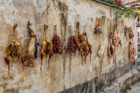 Téléchargez les photos : Canards et saucisses suspendus à un mur dans le village de Xidi, province d'Anhui, Chine - en image libre de droit